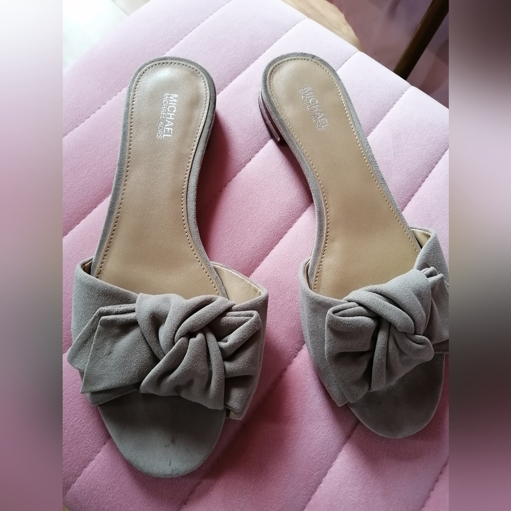 ** SOLD ** MICHAEL KORS Beige Slides size 8
